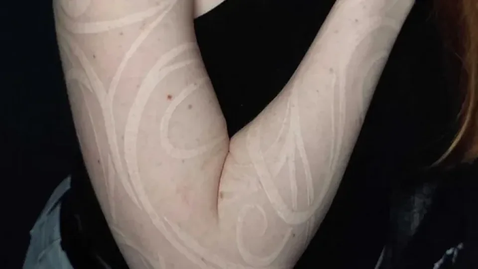 Elle consacre plus d’un an à un tatouage à l'encre blanche inspiré des Elfes de la nuit